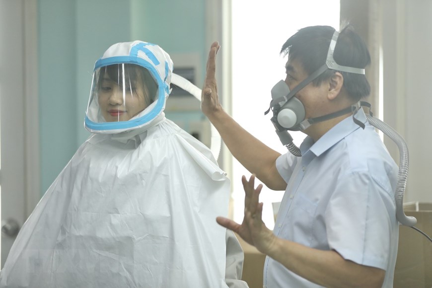 Việt Nam sáng chế thành công thiết bị bảo hộ chống COVID-19 lên tới 99%