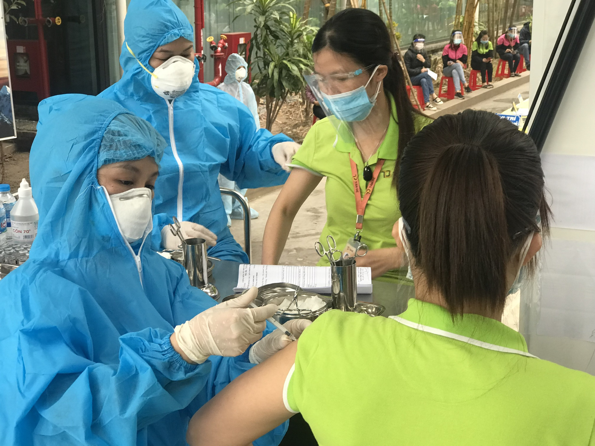 Tiêm vaccine phòng COVID-19 cho công nhân tại TP Thái Bình, tỉnh Thái Bình Ảnh: Thái Bình
